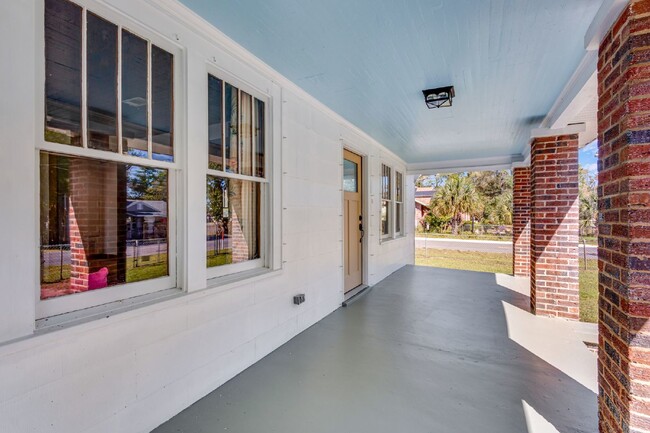 Building Photo - Cute Bungalow