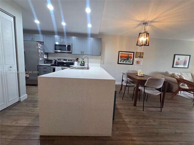 Building Photo - 9410 Poinciana Pl