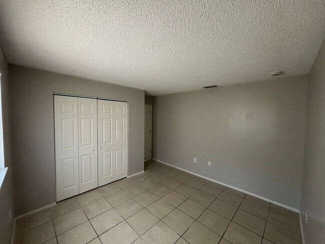 Building Photo - 929 33rd Ave W