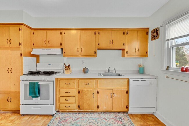 Building Photo - 3-bedroom, 1 and half bathroom end-of-group townhome in the quiet Stoneridge neighborhood in Towson