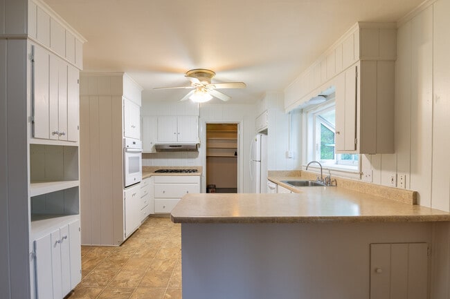 Building Photo - 3003 Stratford Dr