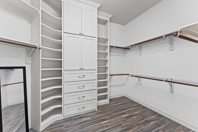 Building Photo - 2906 Royal Oaks Green