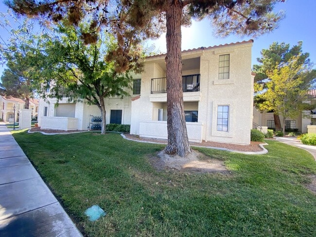 Building Photo - Lovely dual master condo in a gated community with a large patio! Easy access to the strip, Great...
