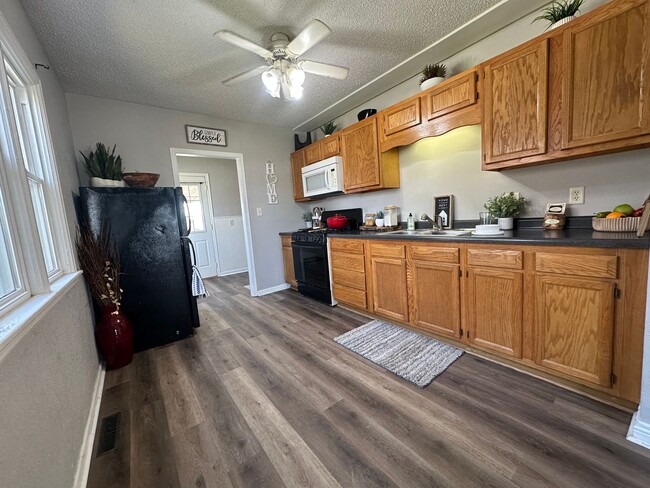 Building Photo - 2 bedroom, 1 bath home for rent in Evansdale