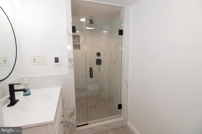 Building Photo - 404 Talahi Rd SE