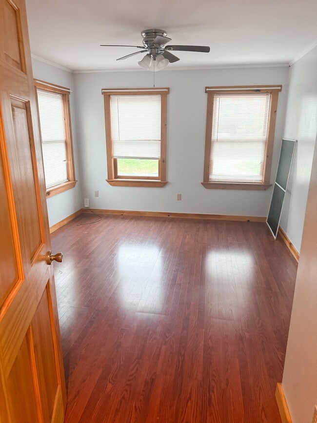 Building Photo - 167 Main St