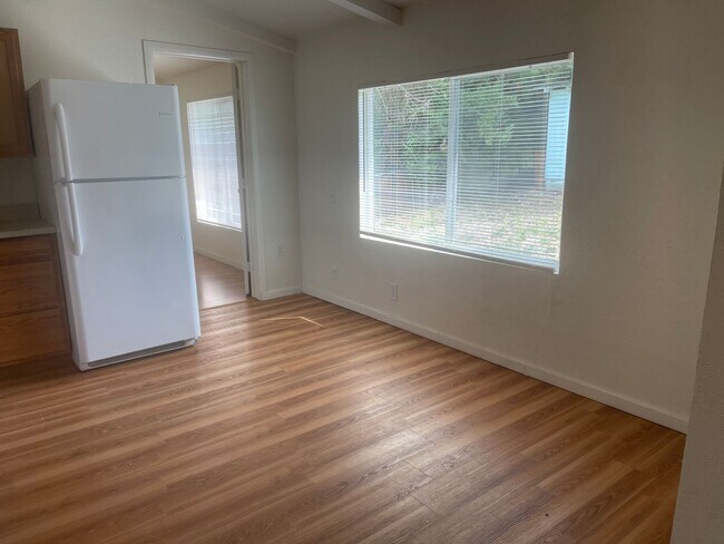 Building Photo - Large downstairs 4 Bedroom apartment in Winston