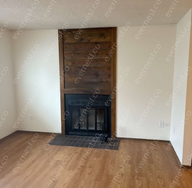Building Photo - 3-Bedroom, 1.5-Bathroom Home in a Convenie...