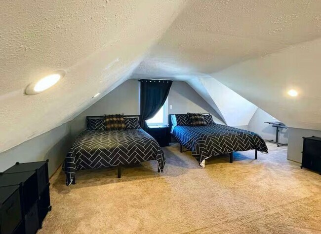 Building Photo - Spacious Cleveland Heights Home in Desirable Neighborhood!