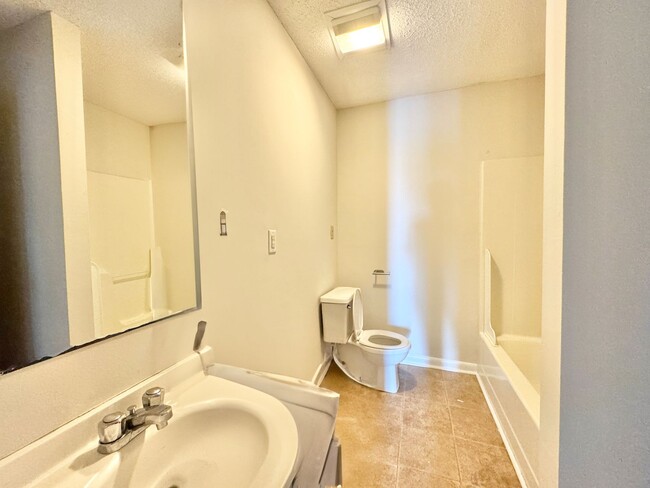 Building Photo - Spacious 3 Bedroom Duplex Convenient to Do...