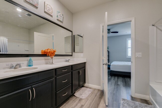 Building Photo - Furnished 5-Bedroom Home with Two Primary Suites