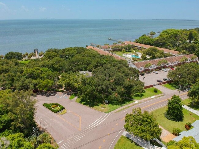Building Photo - 650 Pinellas Point Dr S