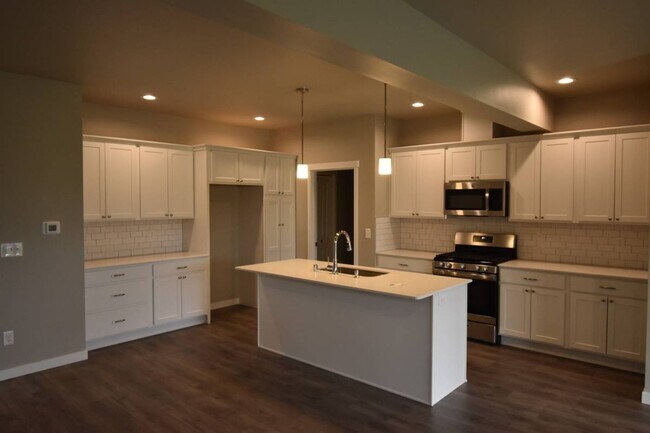 Building Photo - iscover this spacious 4-bedroom, 2.5-bath home in Lynden, WA