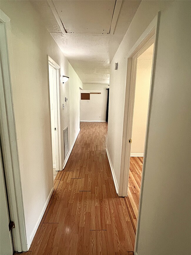 Building Photo - 560 Beverly Dr