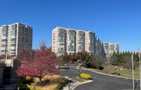 Building Photo - 2 Bed+Library 2 Bath Condo With Endless Wo...