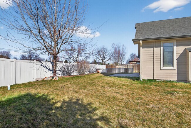 Building Photo - Spacious Home in Quiet Star Cul-de-Sac with Large Yard