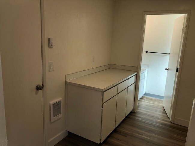 Building Photo - Updated 2 bedroom 1 1/2 bath duplex in Spr...