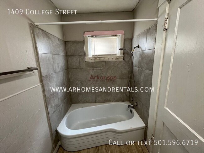 Building Photo - 1409 College St