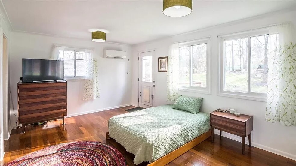 Bedroom - 5010 Bolla Rd