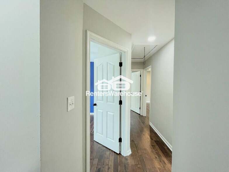 Building Photo - 1054 Ivaloo St