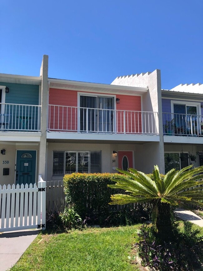 Building Photo - 2 Bed 1.5 Bath Townhome Located in Jacksonville Beach - Fenced in Yard!