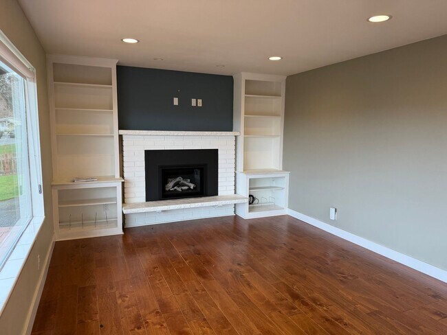 Building Photo - Rare Find with Main House and Fully Equipped ADU!