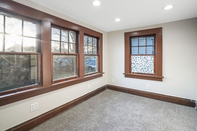 Building Photo - 3 BED 2 FULL BATH W/ OFFICE - AVAILABLE NOW