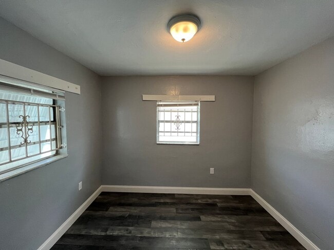 Building Photo - 2 Bedroom 1 Bath unit Move-In Ready Home in West Park!