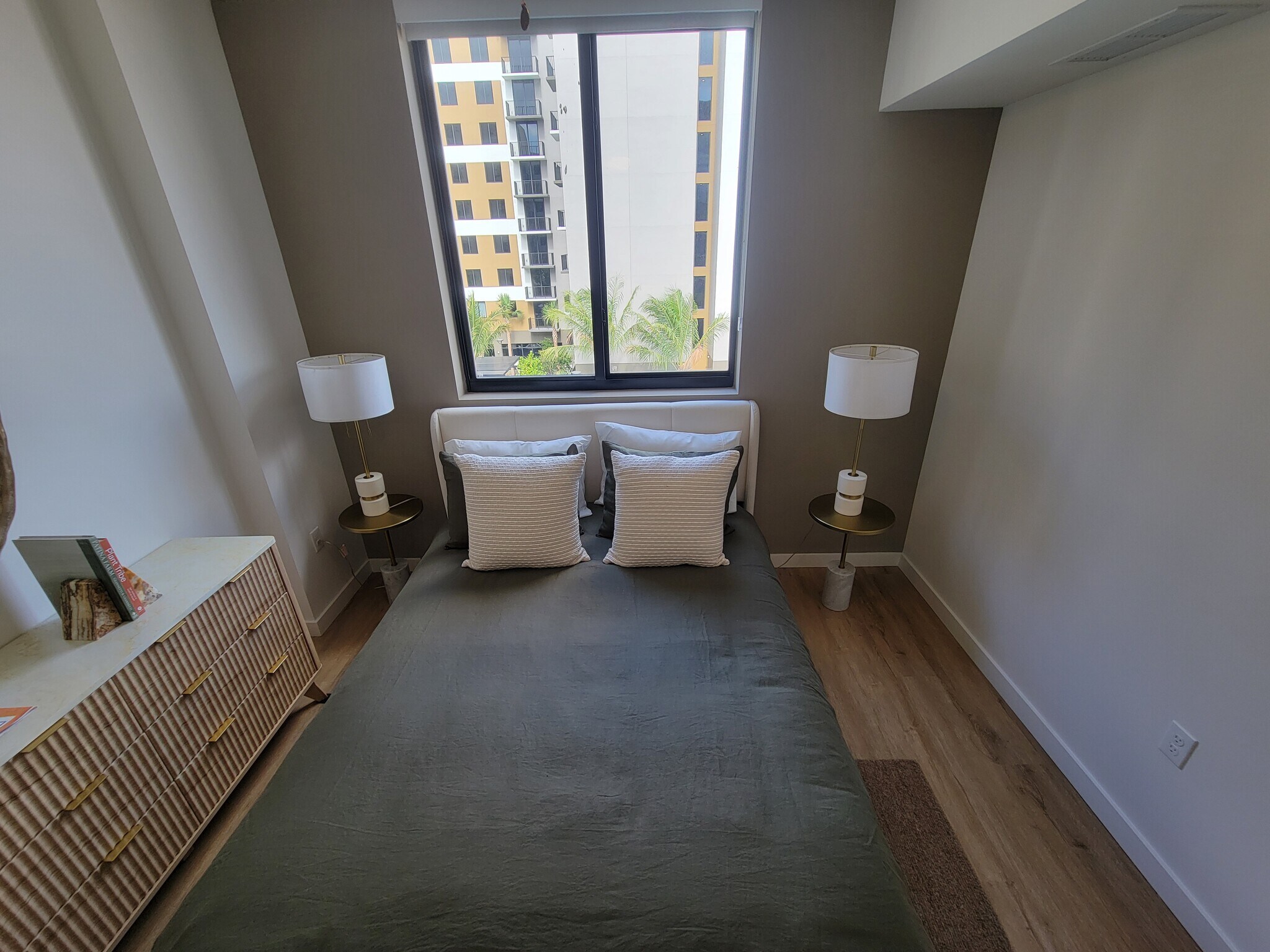 Building Photo - 923 E 28th St