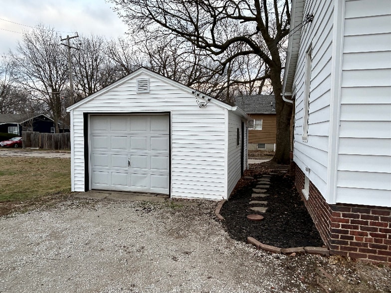 Building Photo - 1108 E Main St