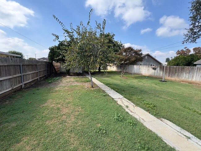Building Photo - Charming Exeter Home Near Shopping Center ...