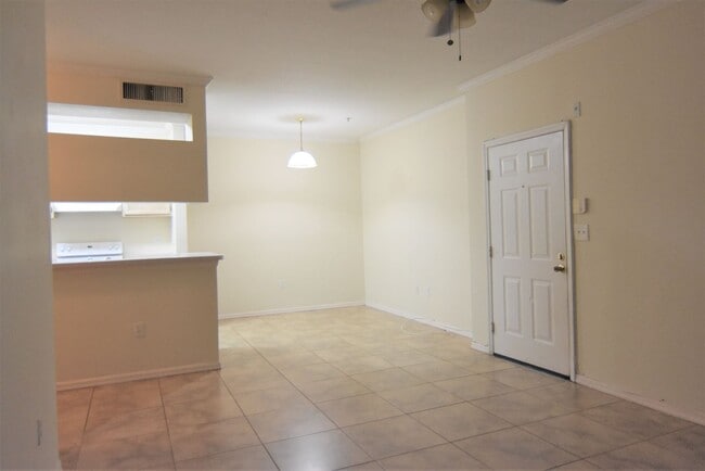 Building Photo - 1B/1B Plus a Den 1st FL $1500/mo -Pinnacle...