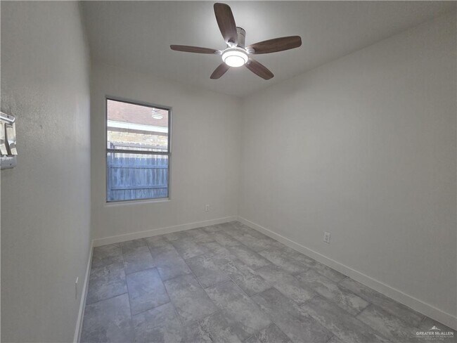 Building Photo - 15 Serg Loop