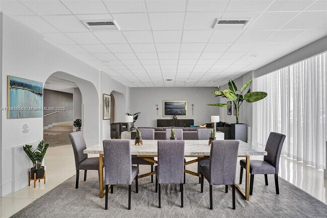 Building Photo - 3140 S Ocean Dr