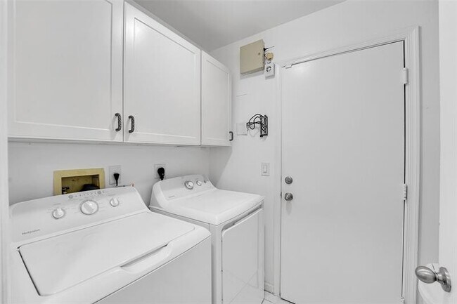 Building Photo - 7917 Travelers Tree Dr