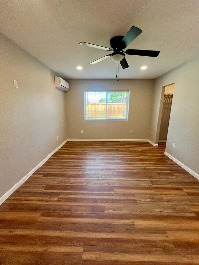 Building Photo - Fully Renovated Duplex in Central Longmont...