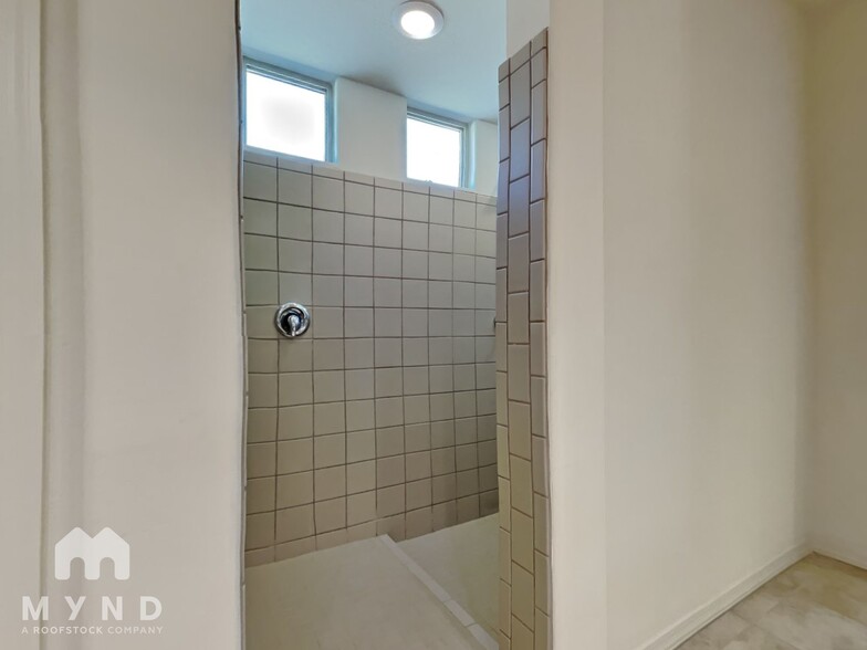Building Photo - 8756 W Rancho Dr