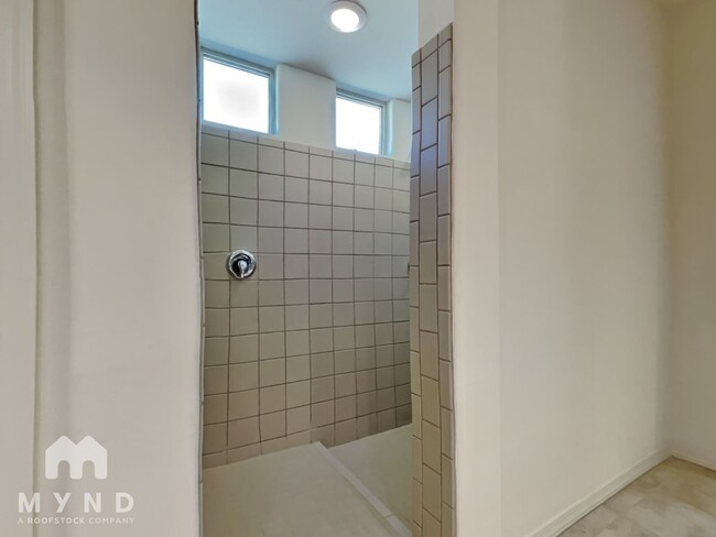 Building Photo - 8756 W Rancho Dr