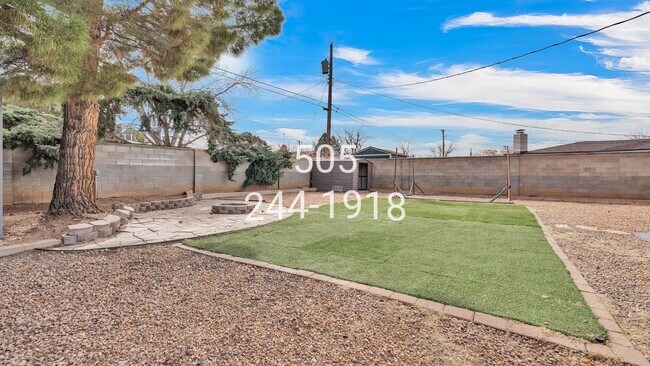 Building Photo - 2426 Hendola Dr NE