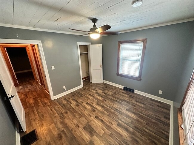 Building Photo - 332 E Esplanade Ave