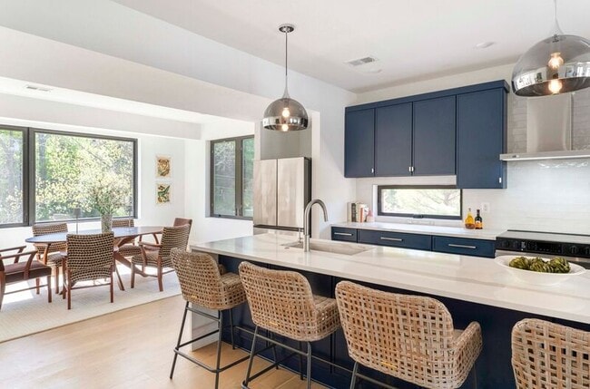 Building Photo - 981- 987 Fifth Street SW