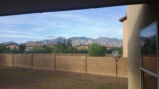 Building Photo - Tucson Oasis: 3-Bed, 2-Bath Home with Spacious Private Yard & Patio