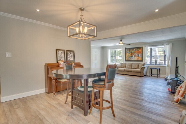 Building Photo - Modern and updated 3/ 2 bath ranch home in Old Hickory Subdivision of SW Pensacola Near NAS and P...