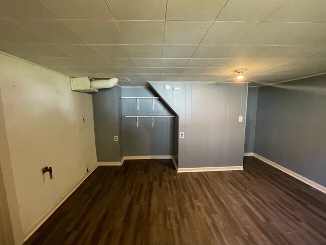 Building Photo - 609 Sager St