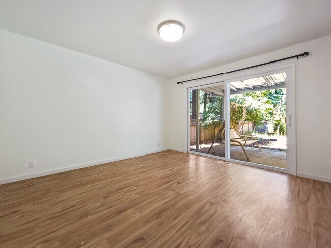 Building Photo - New Kitchen!! Beautiful family home w/extr...