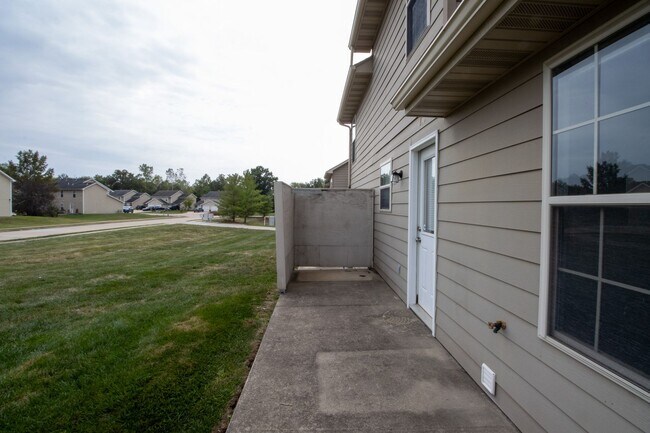 Building Photo - Condominium Convenience in Columbia!