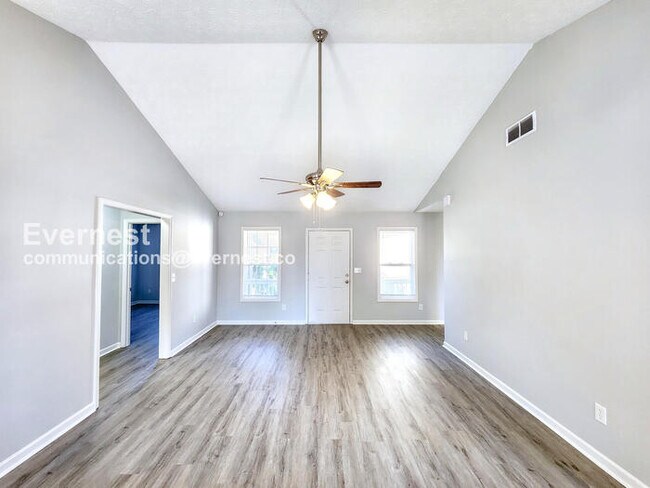 Building Photo - 511 White Oak Dr