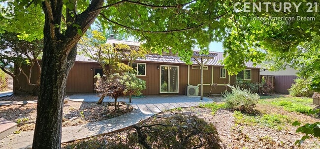 Building Photo - 3 Bed 2 Bath Home w/Attached Garage