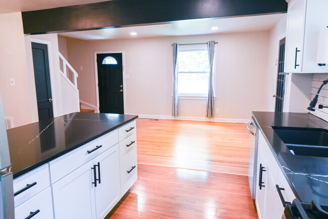 Building Photo - 1001 Willow Lawn Dr