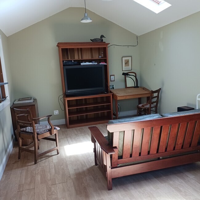 Family room with antenna-reception TV - 5591 Lawton Ave